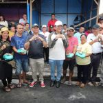 Bupati Taput Serahkan Donasi Kepada Para Pedagang Pasar Tarutung